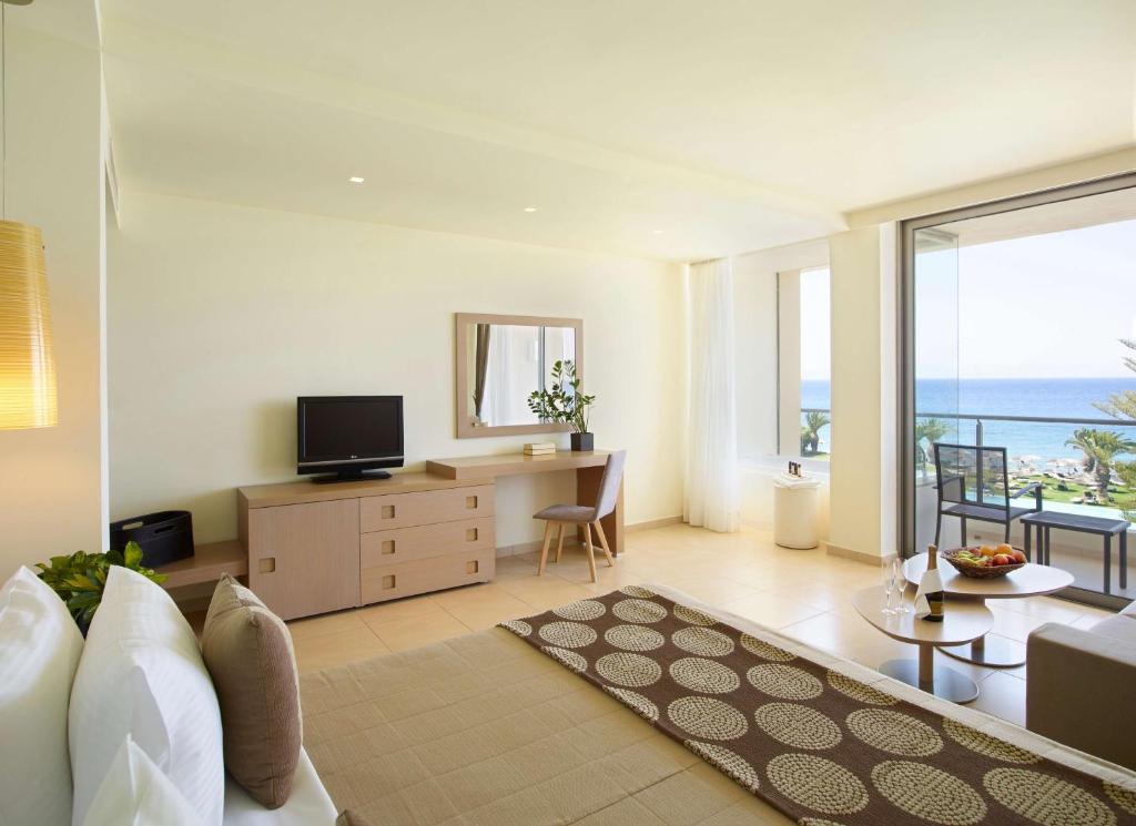 TV a/nebo společenská místnost v ubytování The Ixian Grand & All Suites - Adults Only Hotel