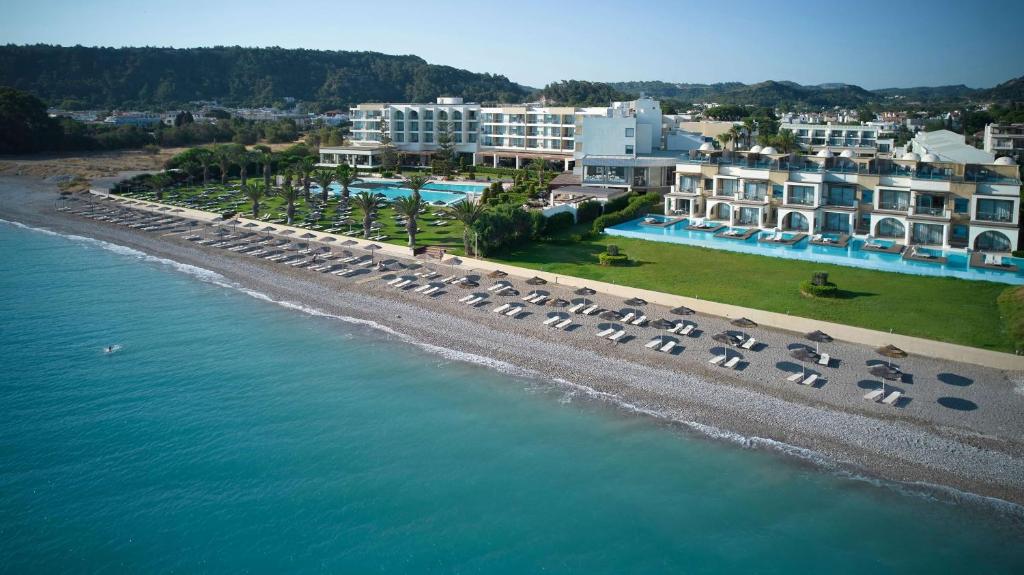 een luchtzicht op een strand met een resort bij The Ixian Grand & All Suites - Adults Only Hotel in Ixia