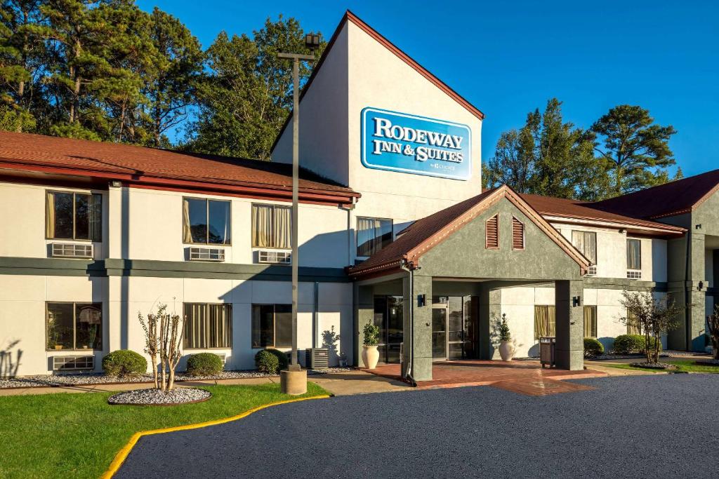 a hotel with a sign that reads roveway inn suites at Rodeway Inn in Brandon