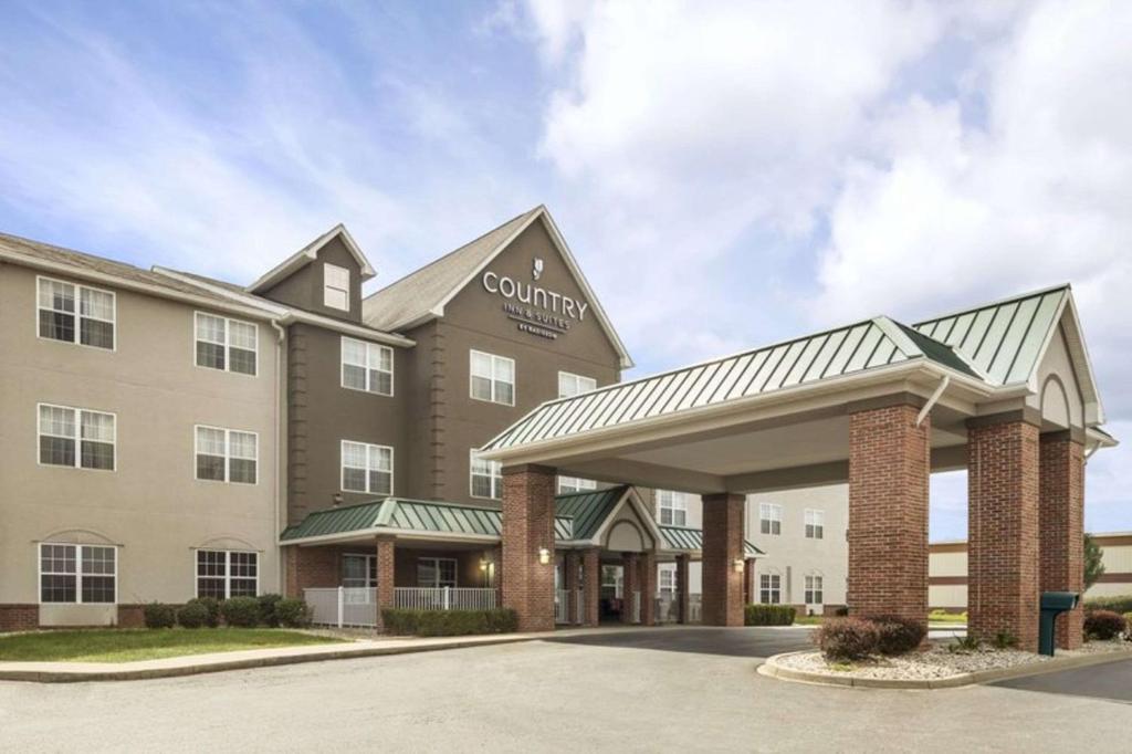 una representación de un hotel con un edificio en Country Inn & Suites by Radisson, Louisville South, KY, en Shepherdsville