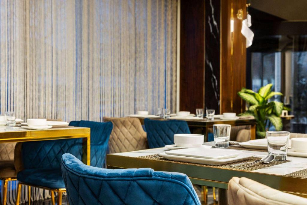 Posezení v ubytování Trademark Collection by Wyndham Operla Airport Hotels