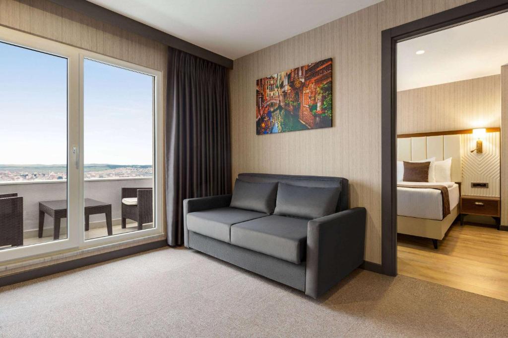 Posezení v ubytování Trademark Collection by Wyndham Operla Airport Hotels