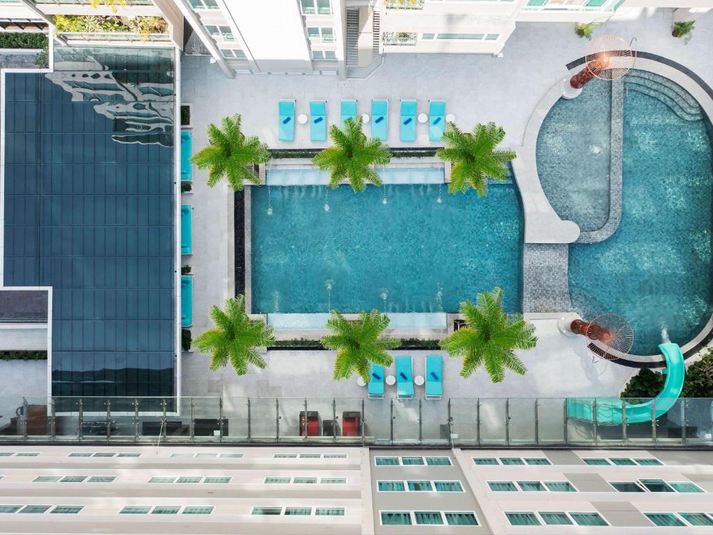 een uitzicht over een zwembad in een gebouw bij Novotel Living Bangkok Sukhumvit Legacy in Bangkok