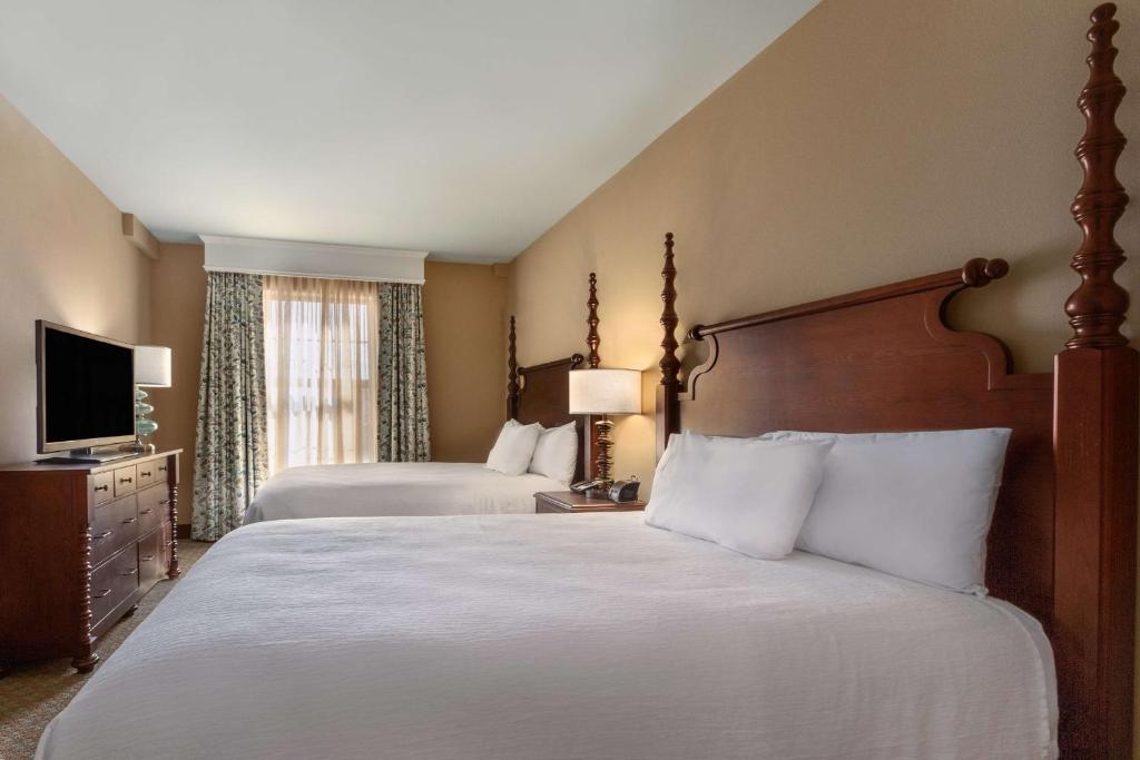 Embassy Suites Savannah Historic District - 高级女王套房，带有两个大床 - 不吸烟