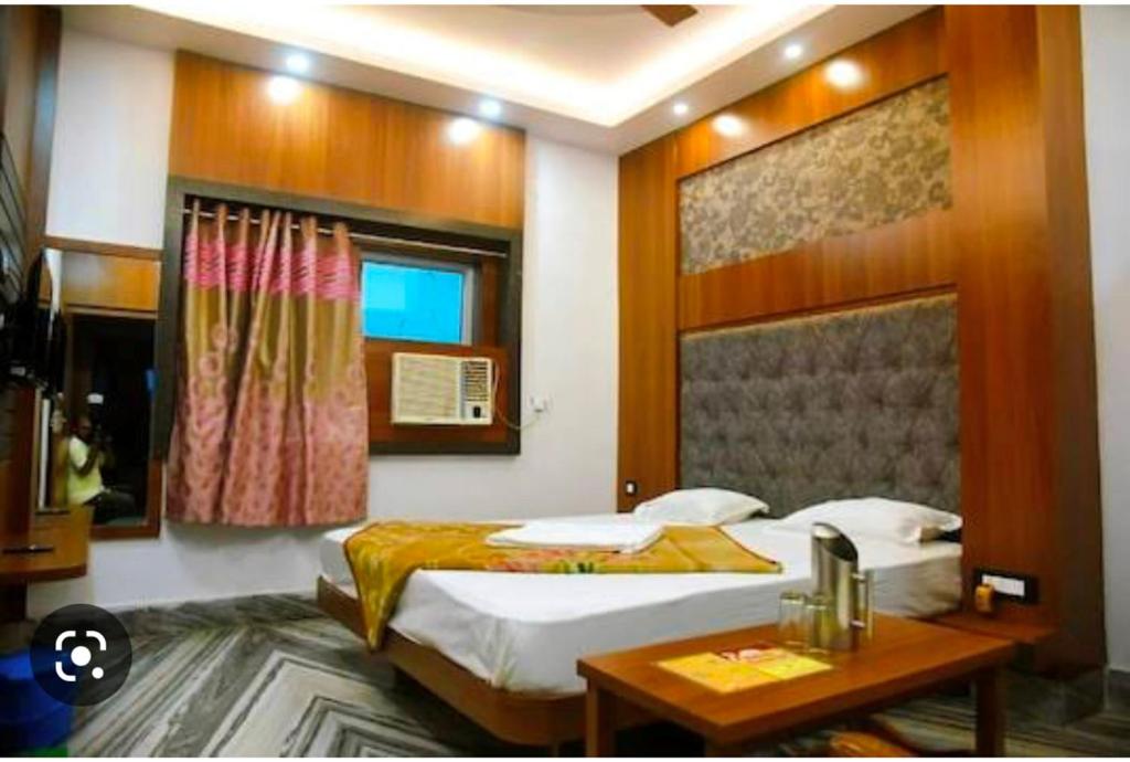 Aditya Inn Near New Delhi Railway Station Paharganj في نيودلهي: غرفة نوم بسريرين ونافذة
