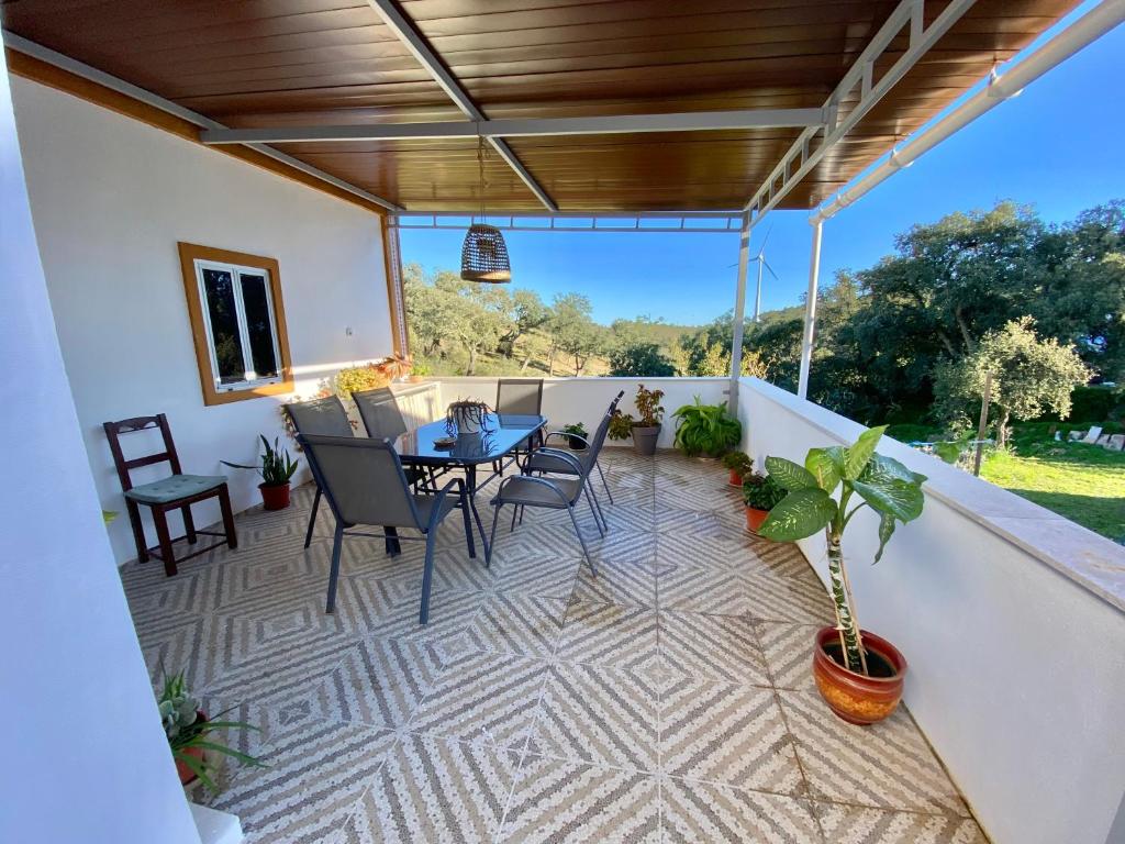eine Terrasse mit einem Tisch und Stühlen auf dem Balkon in der Unterkunft Casa Ti Barbara 