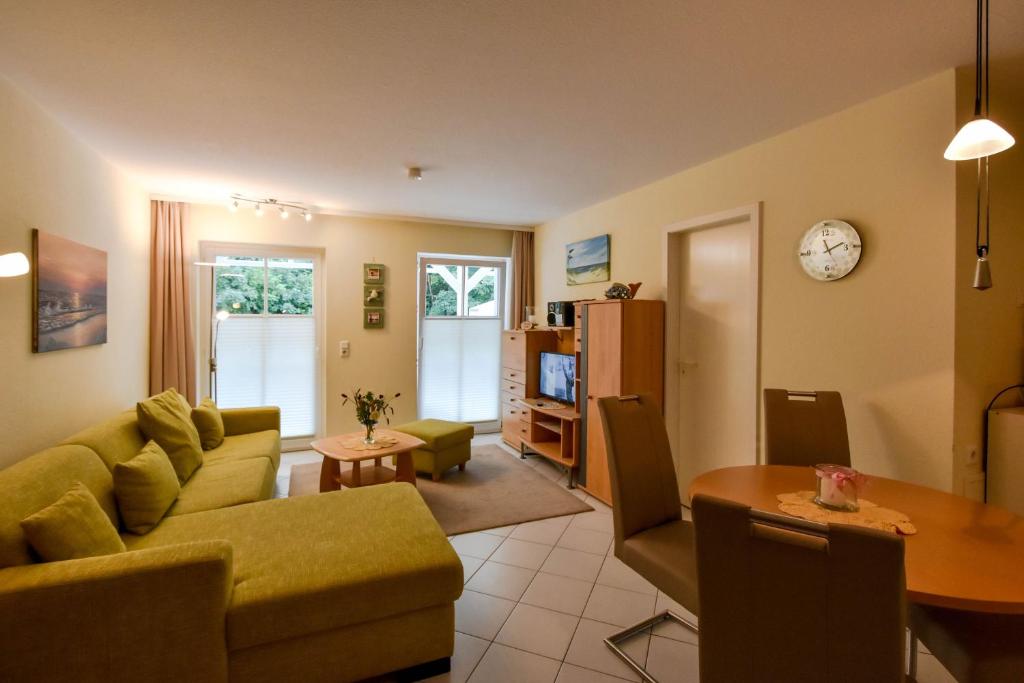 ein Wohnzimmer mit einem Sofa und einem Tisch in der Unterkunft Ferienwohnung 9 im Seeschloss Binz - nur 50 Meter bis zum Strand in Binz