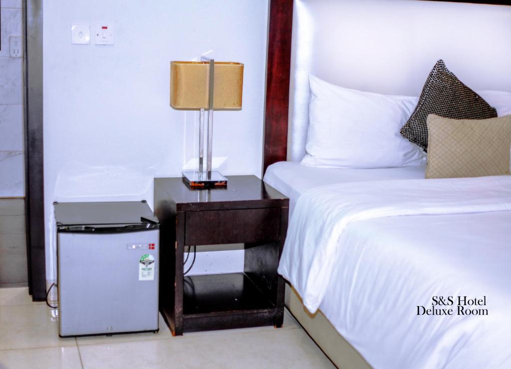 Postel nebo postele na pokoji v ubytování S & S Hotel & Suites