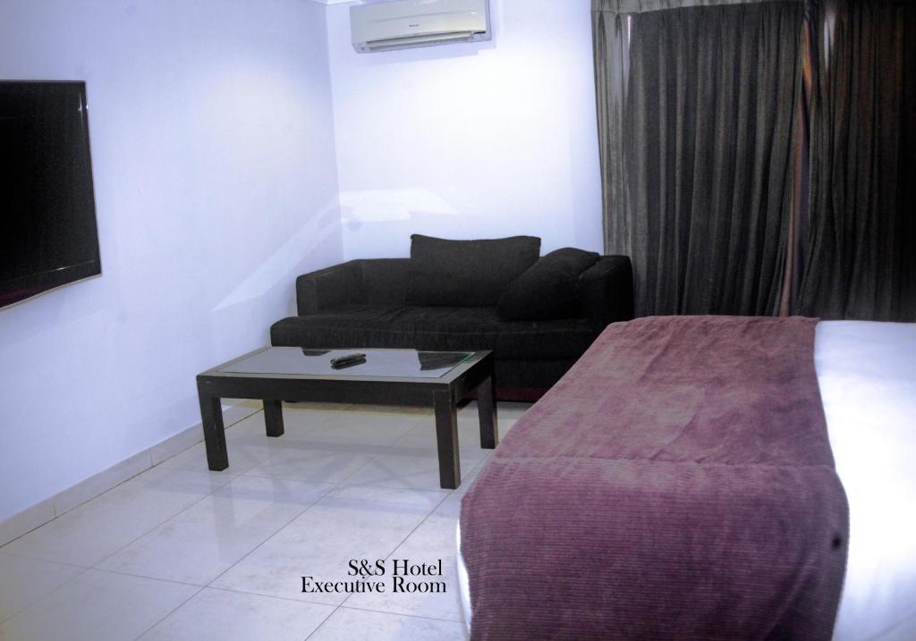 Postel nebo postele na pokoji v ubytování S & S Hotel & Suites