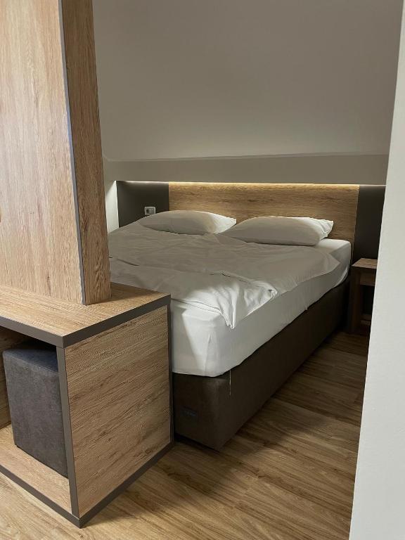 Postel nebo postele na pokoji v ubytování Hotel Roškar
