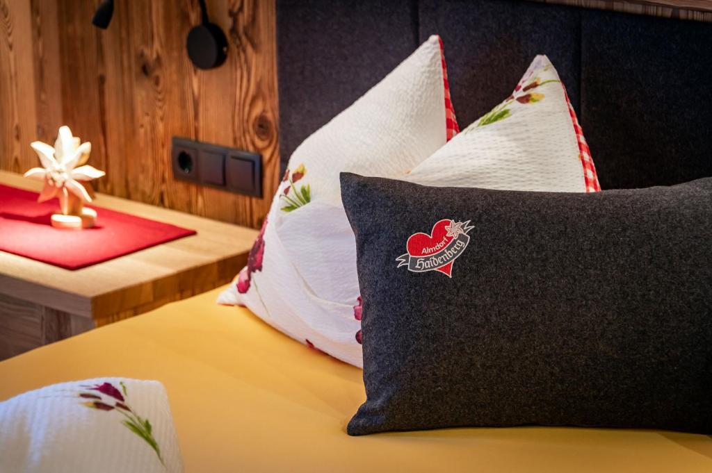 Postel nebo postele na pokoji v ubytování Chalets Almdorf Haidenberg