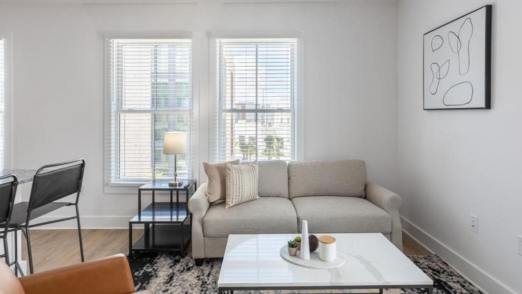 sala de estar con sofá y mesa en Landing Modern Apartment with Amazing Amenities (ID4314X66), en Charleston