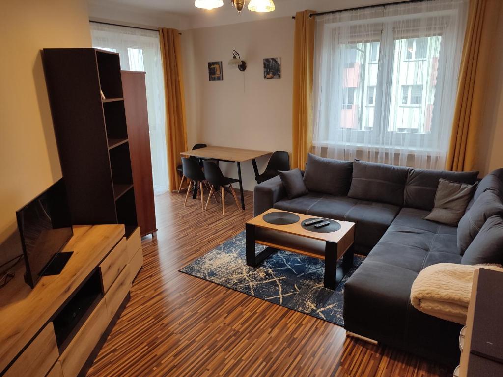salon z kanapą i stołem w obiekcie Apartament Warszawska we Włocławku