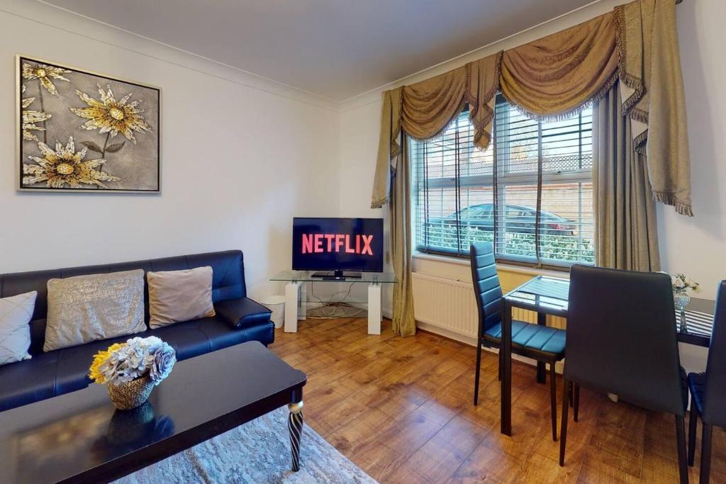uma sala de estar com um sofá e uma mesa em Stunning 2-Bed Apartment in Grays em Grays Thurrock