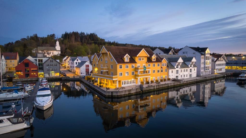 een stad met een haven met boten in het water bij Quality Hotel Florø in Florø