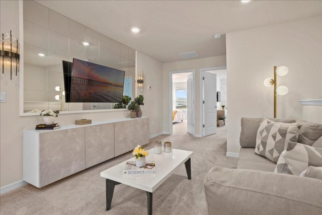 5 Bedroom- 3 Bathroom Solterra 7585 Os - Housity