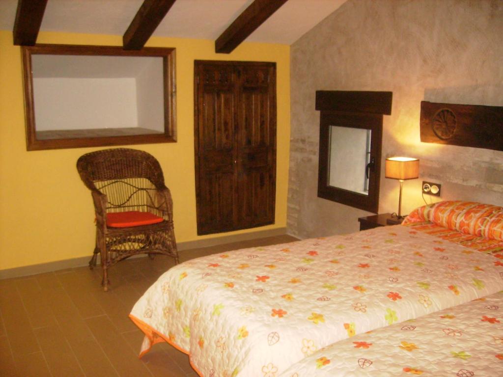 カソルラにあるTorre Del Inquisidorのベッドルーム1室(ベッド1台、椅子、窓付)