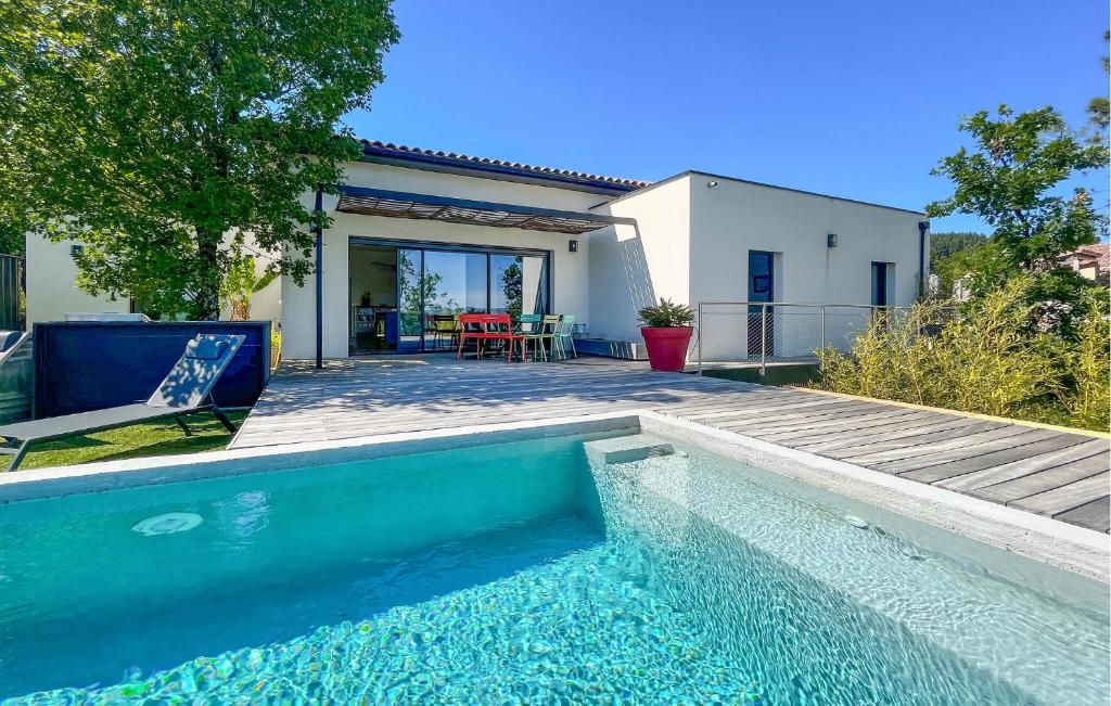 una piscina frente a una casa en Lovely Home In Mercuer With Outdoor Swimming Pool en Mercuer