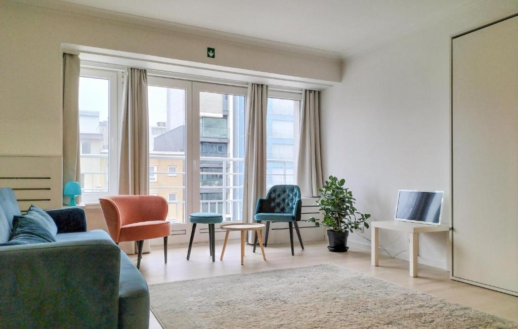 オーステンデにあるGorgeous Apartment In Oostende With Kitchenのリビングルーム(ソファ、椅子付)