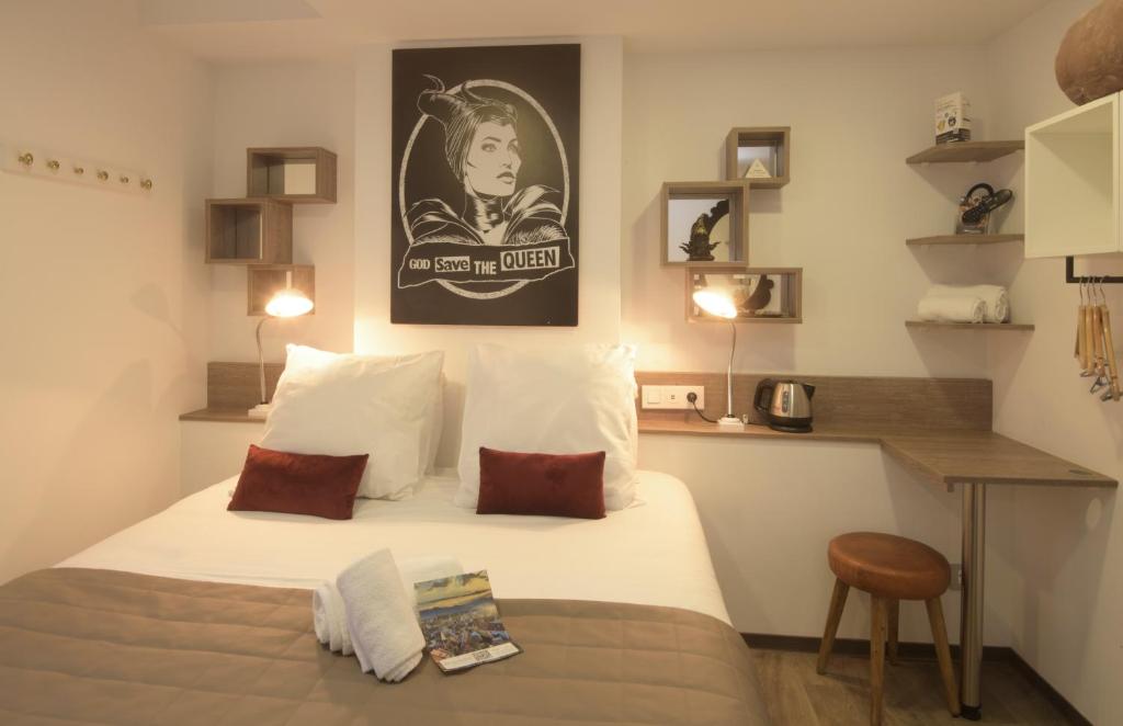 Cama o camas de una habitación en Hotel Arc-En-Ciel Colmar Contact Hotel