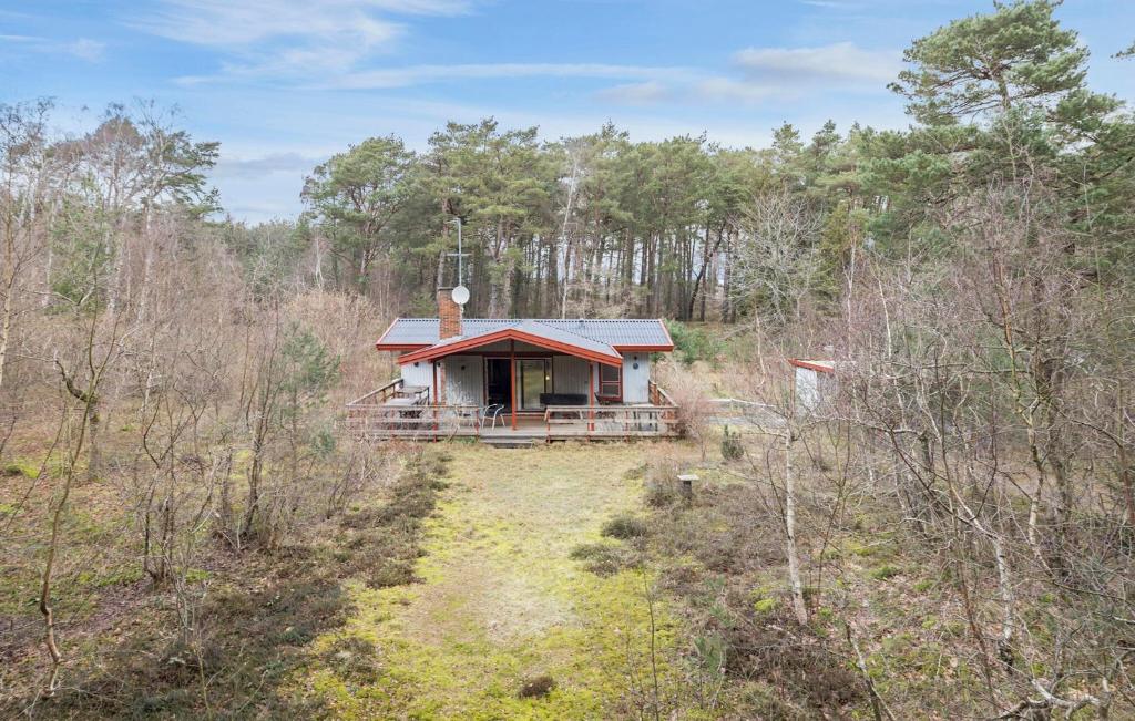 ein kleines Haus mitten im Wald in der Unterkunft 3 Bedroom Lovely Home In Nex in Vester Sømarken