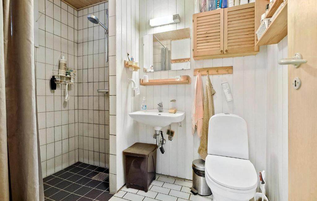 uma pequena casa de banho com WC e lavatório em 3 Bedroom Lovely Home In Nex em Vester Sømarken