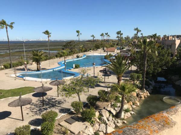 Bazén v ubytovaní Luz de la Bahía San Fernando Cádiz alebo v jeho blízkosti