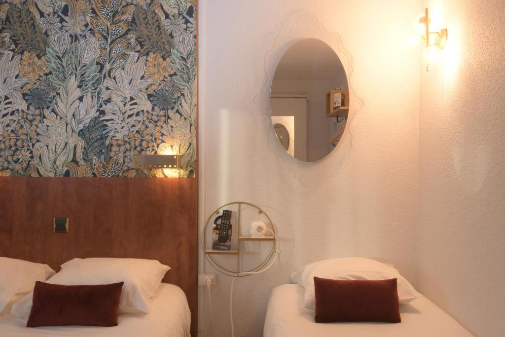 Cama o camas de una habitación en Hotel Arc-En-Ciel Colmar Contact Hotel