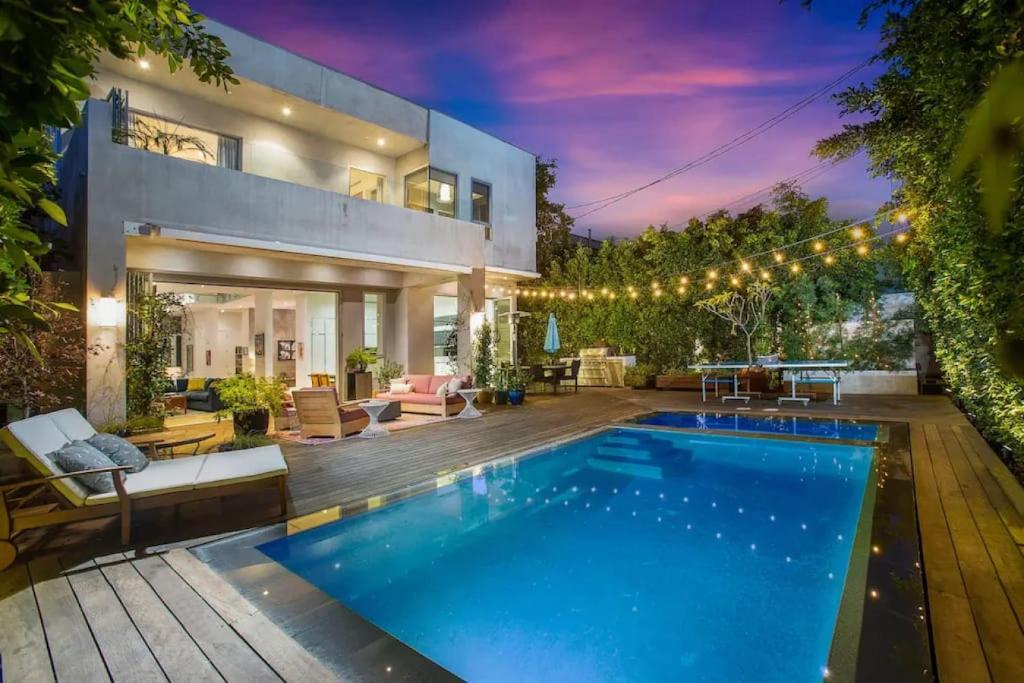 Swimmingpoolen hos eller tæt på Modern Luxury in Stunning Villa in the Heart of LA