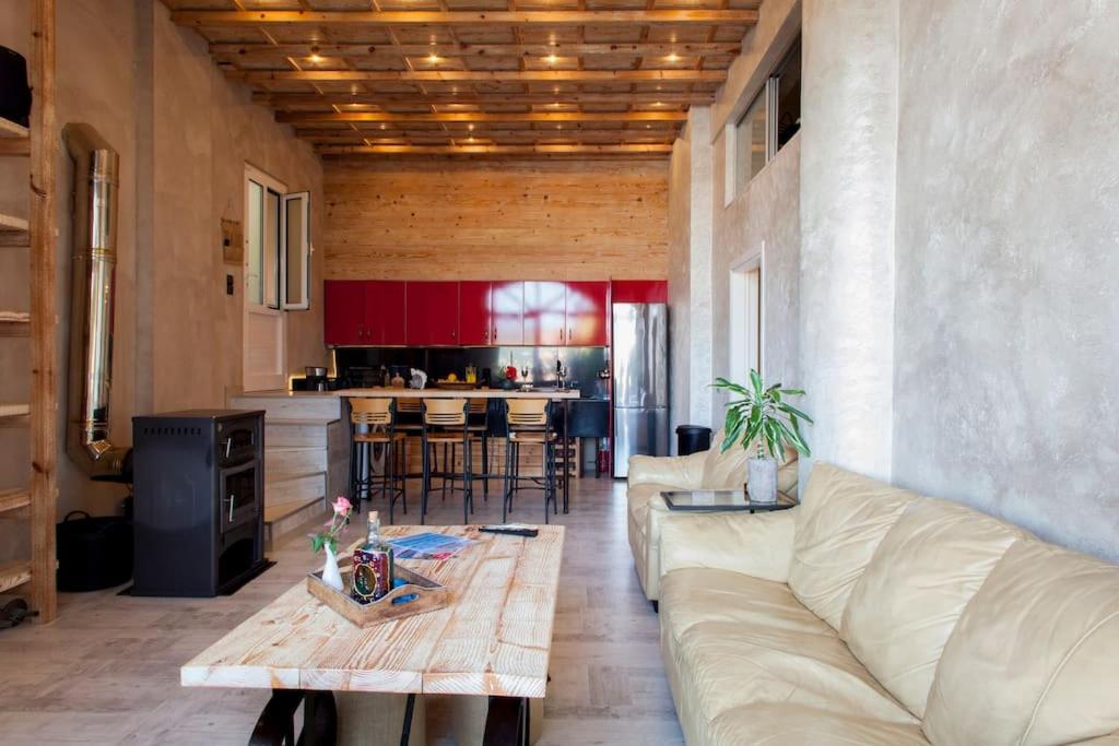 ein Wohnzimmer mit einem Sofa und einem Tisch in der Unterkunft Lenico Beachfront Suites in Agia Pelagia