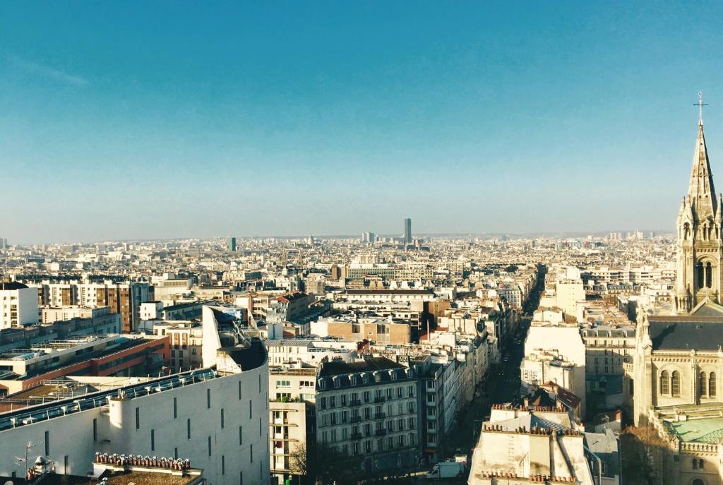 - une vue sur la ville depuis le haut d'un bâtiment dans l'établissement Panoramic view - Bright and cosy flat - 6 guests, à Paris