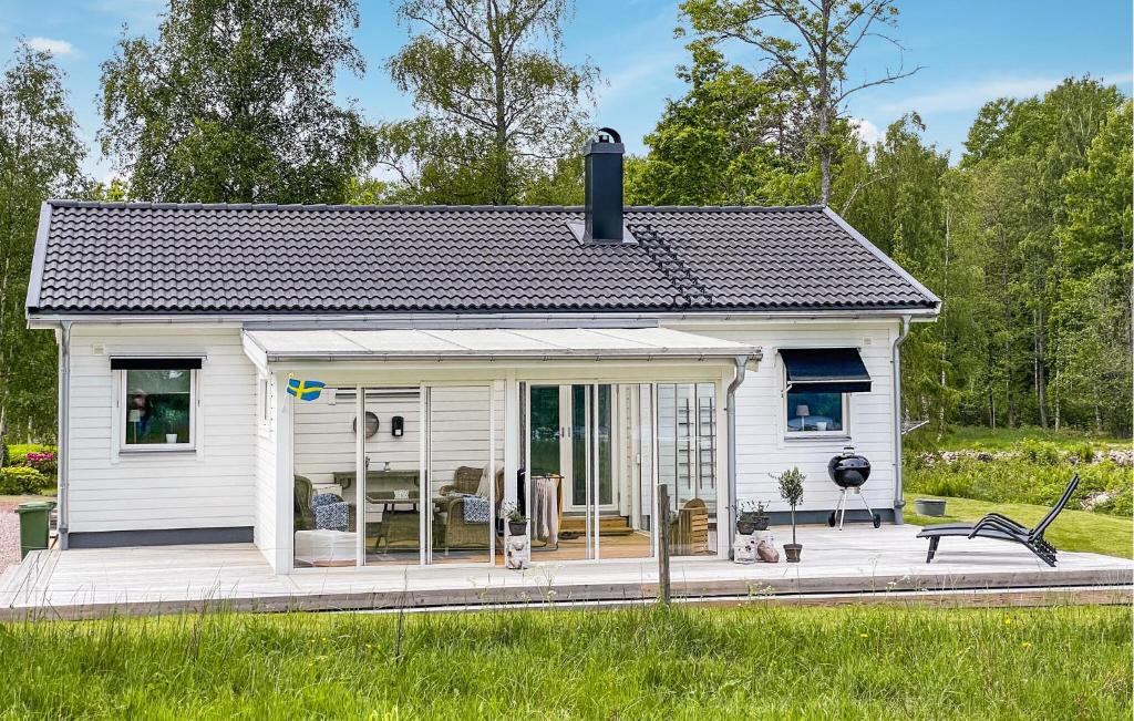 Petite maison blanche avec terrasse couverte dans l'établissement Lovely Home In Ydre With Ethernet Internet, à Ekäng