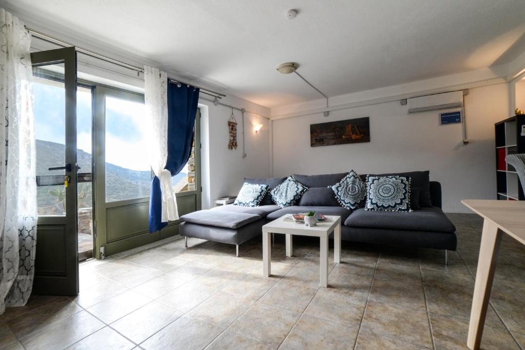 Posezení v ubytování RURAL GUEST HOUSE, quiet stay in nature with Sea view