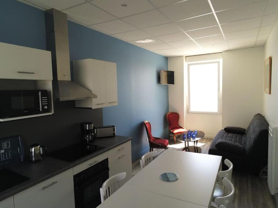 une cuisine et un salon avec une table et des chaises dans l'établissement Magnifique logement vue mer : BELLE ILE, à La Bernerie-en-Retz