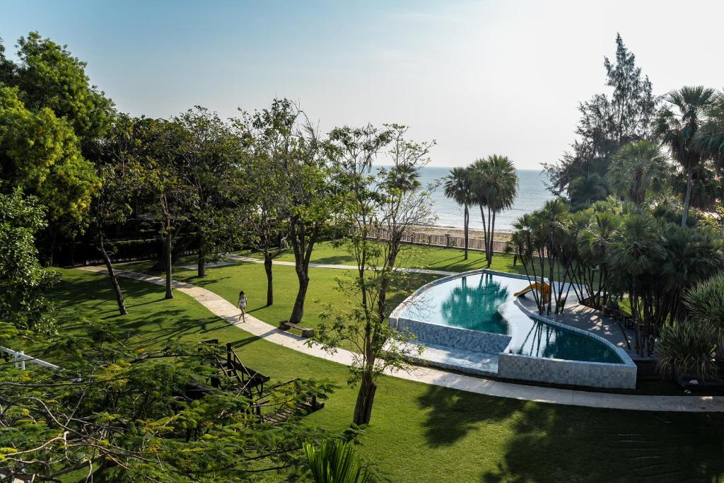 Bazén v ubytování Fisherman's Resort Haad Chao Samran nebo v jeho okolí