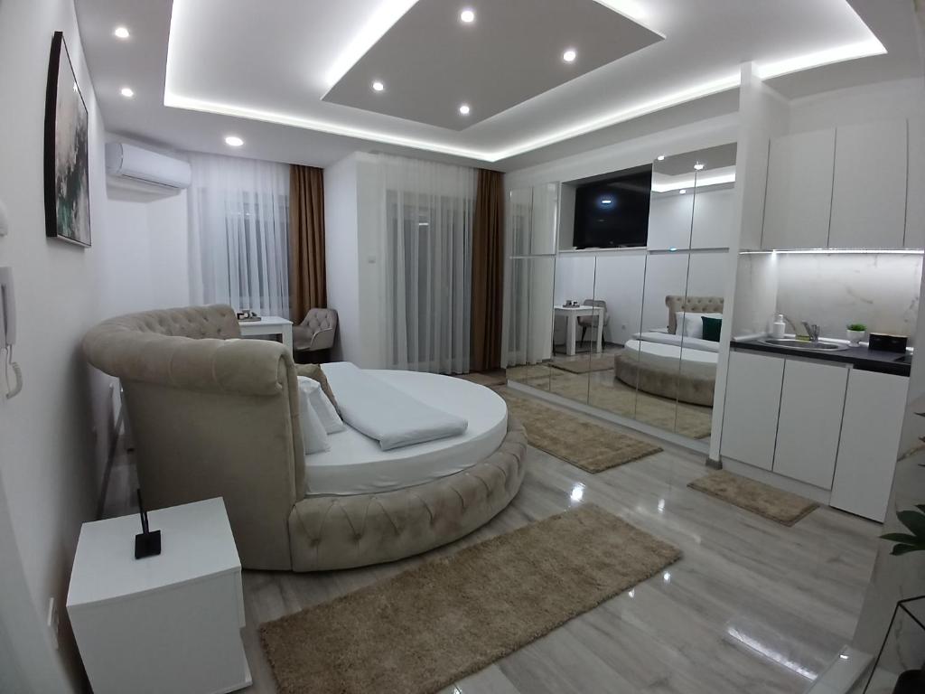 een woonkamer met een bank en een tv. bij Apartmani Sofronic Loznica 2 in Loznica