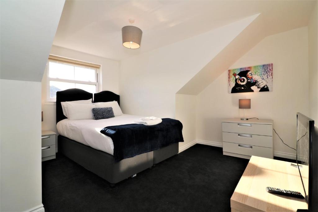 Una cama o camas en una habitación de Signature - No 11 Bonnet Apartments