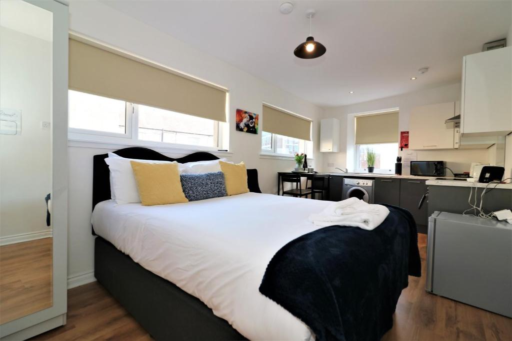 Una cama o camas en una habitación de Signature - No 3 Bonnet Apartments