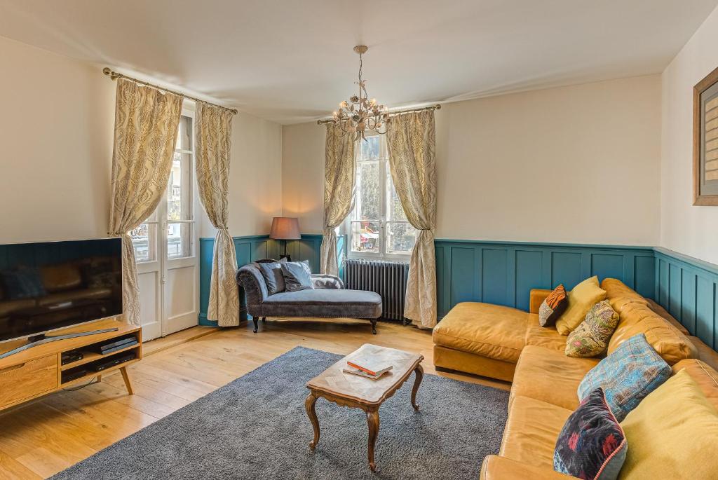 un salon avec un canapé et une télévision dans l'établissement Apartment Aiguille du Midi Central Chamonix - Alpes Travel - Sleeps 6, à Chamonix-Mont-Blanc