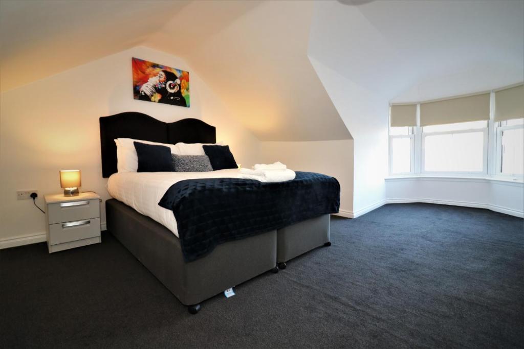 מיטה או מיטות בחדר ב-Signature - No 7 Bonnet Apartments