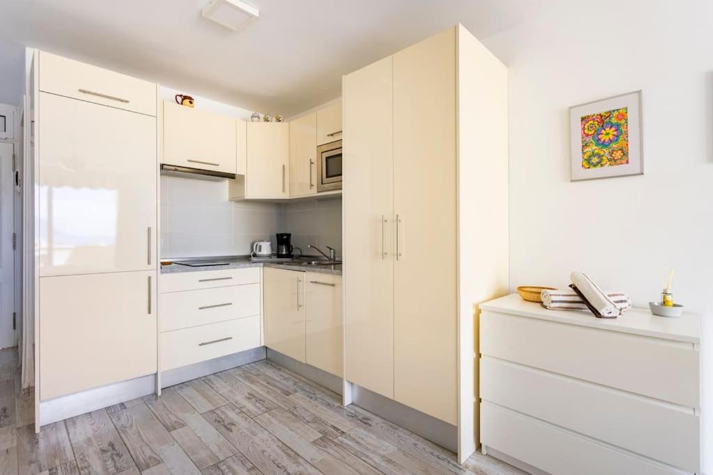 A kitchen or kitchenette at Estudio Vistamar La Arena