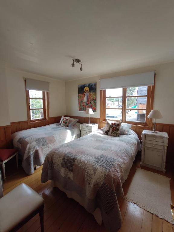 1 dormitorio con 2 camas y 2 ventanas en Puerto Varas, habitación doble, en Puerto Varas