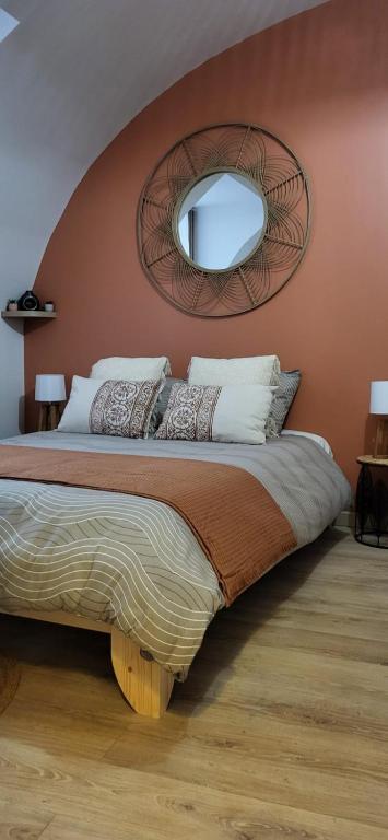 une chambre avec un lit avec un miroir au mur dans l'établissement Entre Uzès et le Pont du Gard La Cachette Romantique, à Collias