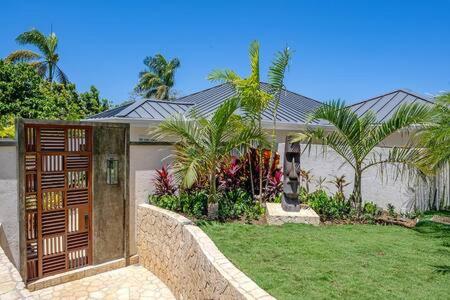 Hospitality Expert EDEN LUXE 1 Pool Beach Chef - Villa