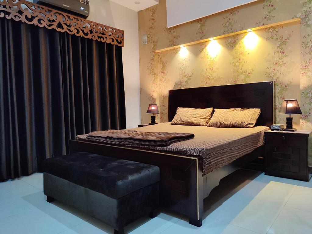 Ένα ή περισσότερα κρεβάτια σε δωμάτιο στο 1 BR Serviced Holiday Home Near Lahore Ring Road
