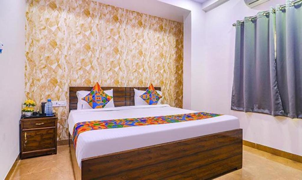 1 dormitorio con 1 cama grande en una habitación en FabExpress The Dream Elite, en Hyderabad