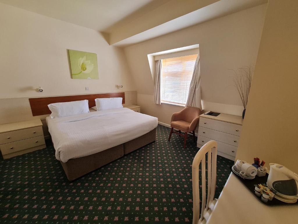 Postel nebo postele na pokoji v ubytování Norfolk Hotel