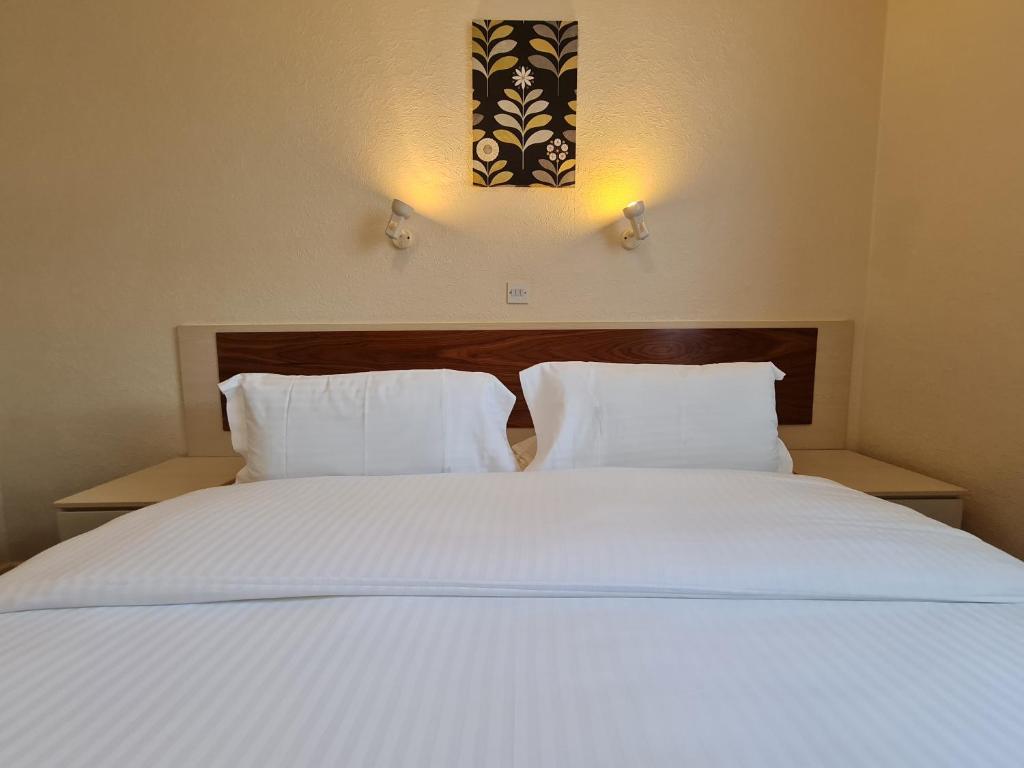 Postel nebo postele na pokoji v ubytování Norfolk Hotel