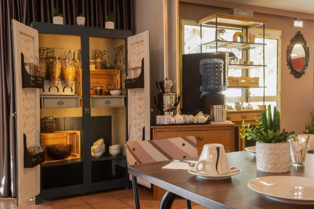 Zona de estar de Hotel Arc-En-Ciel Colmar Contact Hotel