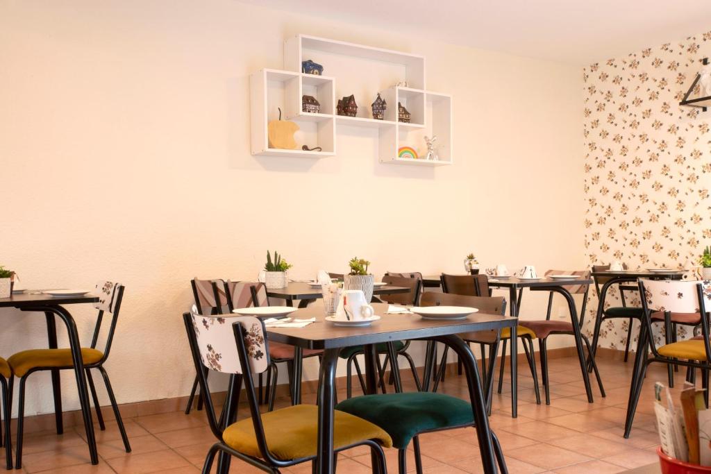 Un restaurante o sitio para comer en Hotel Arc-En-Ciel Colmar Contact Hotel